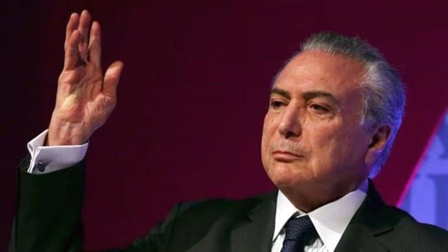 No meio do feriado, Temer assina decreto para “regularizar” vendas de estatais